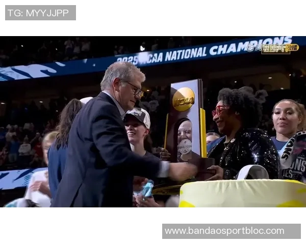 佩奇携女友与队友重返母校共同庆祝NCAA冠军戒指荣耀时刻