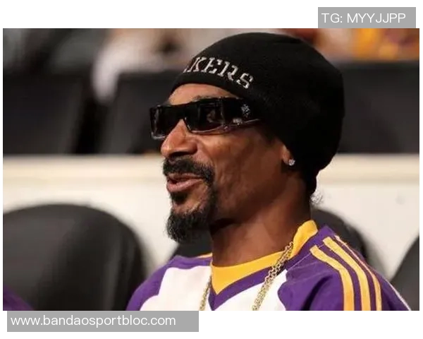 湖人队官方社交媒体分享SnoopDogg造访训练馆精彩瞬间支持主队氛围浓厚